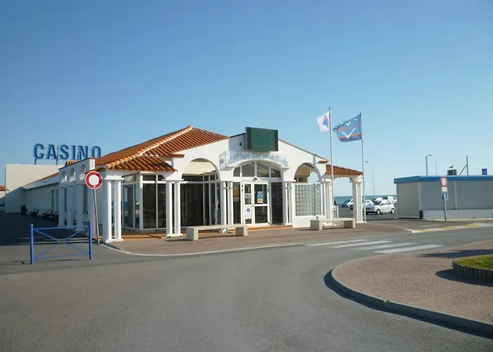 T2 Climatisee, 5 Pers, Proche Plage, Cour, Jardin, Barbecue, Parking, 2* Meubles Tourisme - Fr-1-797-57 Villa *