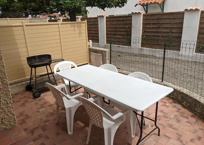 T2 Climatisee, 5 Pers, Proche Plage, Cour, Jardin, Barbecue, Parking, 2* Meubles Tourisme - Fr-1-797-57 Vila *